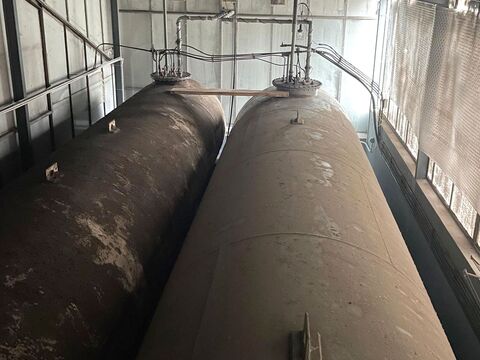 Große Tanks vor der Demontage